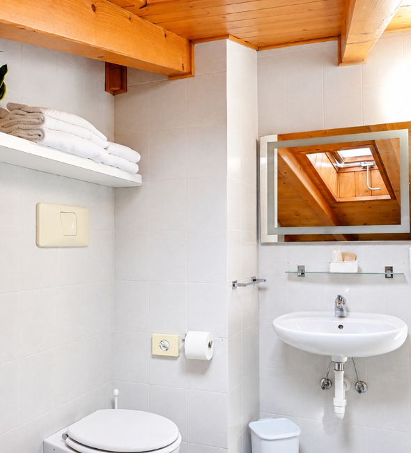 Garnì Castel Ferari - Bed and Breakfast Val di Non bagni camere.jpg